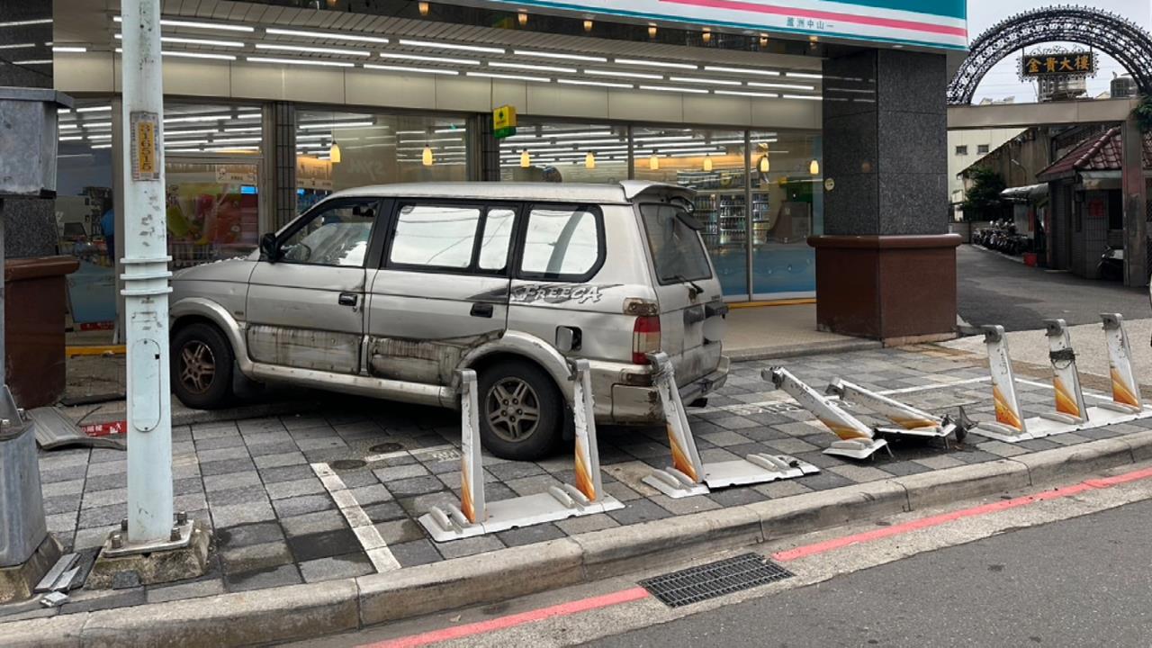 驚悚！蘆洲廂型車失控撞超商　疑駕駛吃感冒藥恍神釀禍