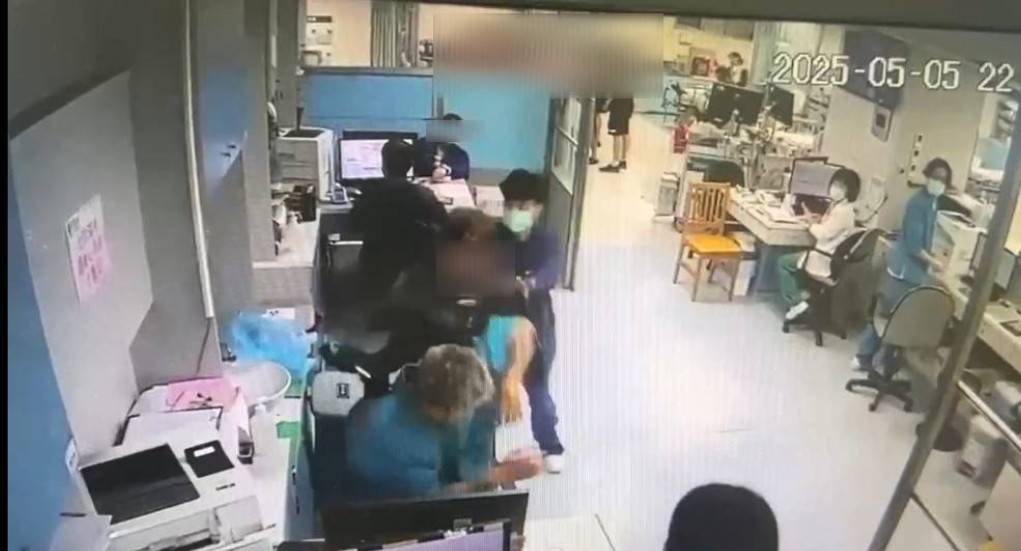快新聞/驚險3秒!女病患持剪刀刺醫 護理師迅速制伏