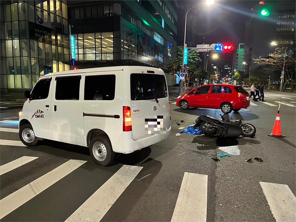 快新聞／北市內湖嚴重車禍！小貨車轉彎撞上直行機車　騎士昏迷送醫