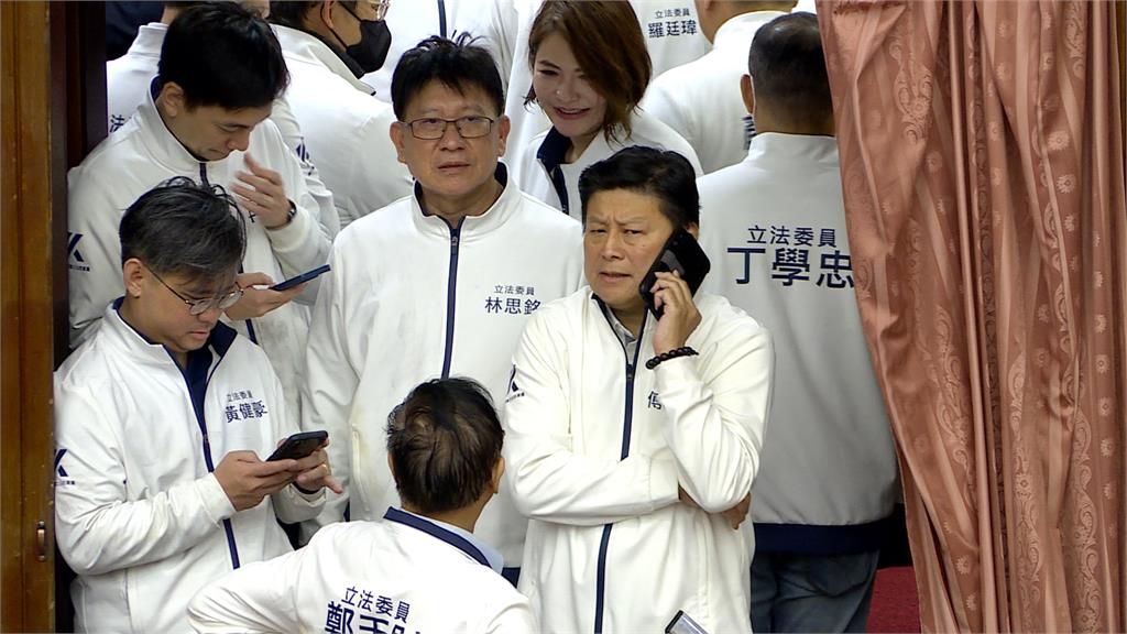 立院朝野大戰！傅崐萁疑打開「微信」網轟：聯絡中共？