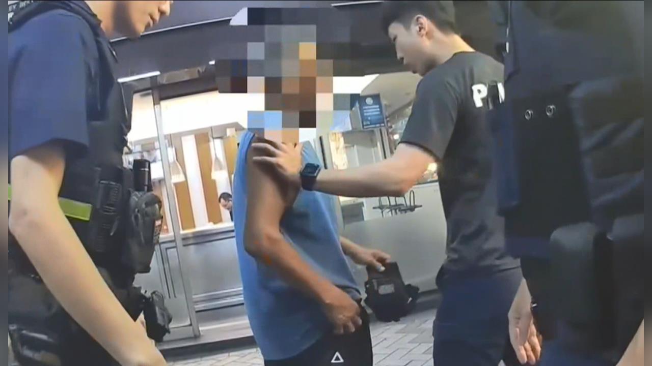 「開單為何還要鳴笛?」 男對女警爆粗口還出腳攻擊