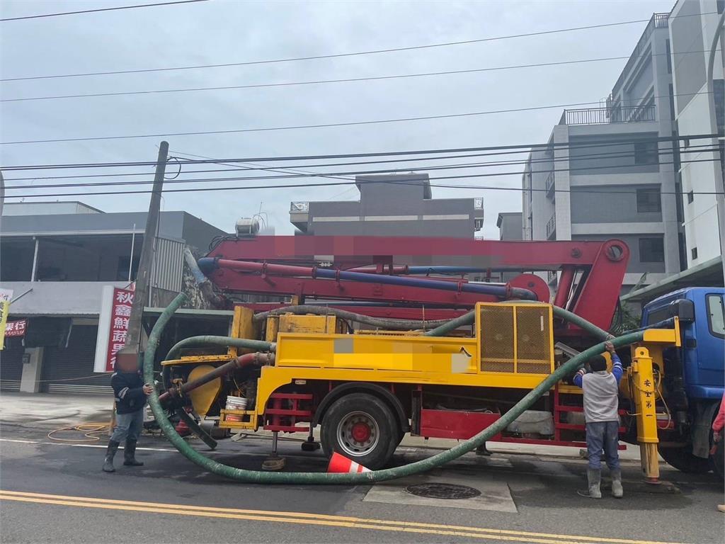 快新聞／桃園1水泥車「吊臂觸碰高壓電線」！　1男遭電擊不治身亡