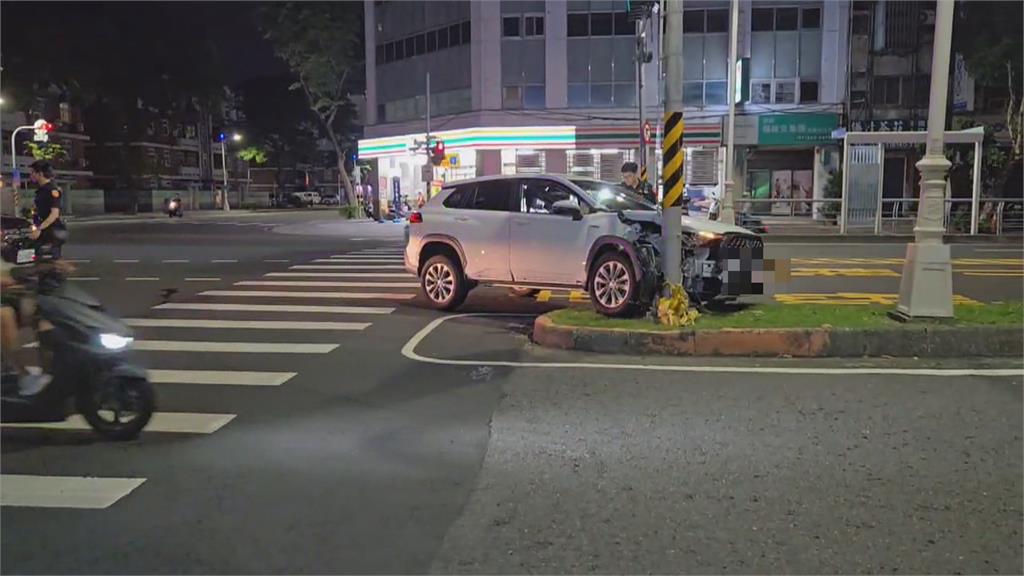 鬼門關前連傳2起車禍意外　計程車駕駛自撞分隔島駕駛乘客擦挫傷