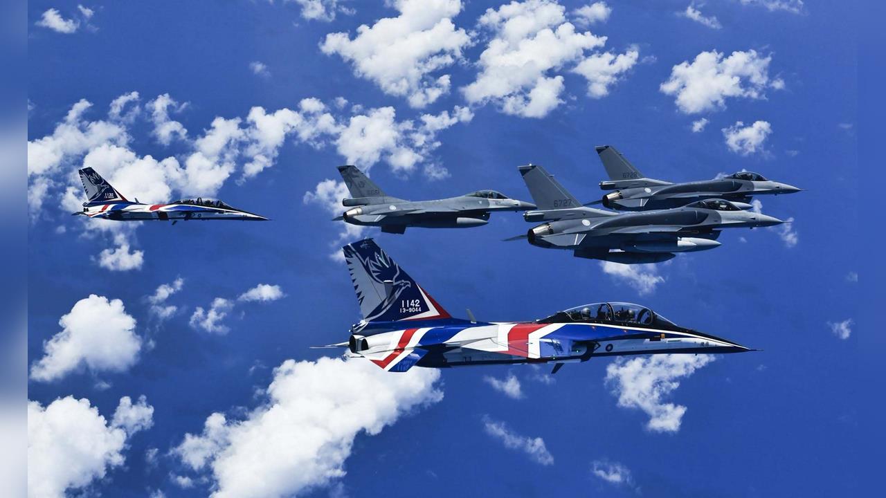 快新聞／首批F-16V抵台畫面曝光！飛抵台東志航基地　儀表盤前鋪國旗超吸睛