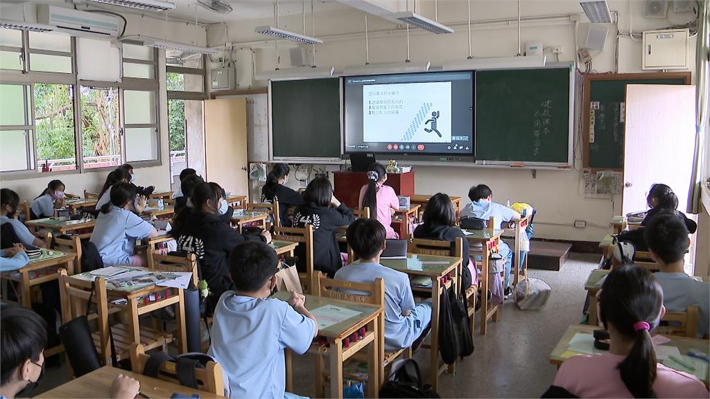 不是放筆…學校「課桌凹槽」真實用途曝光！退休老師愣了：教書28年都不知