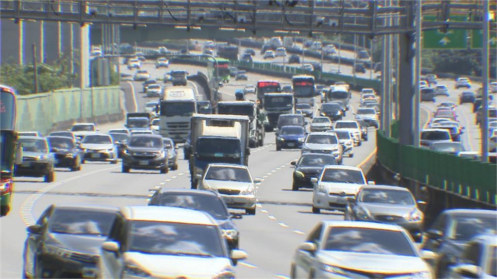 R牌車國道摔翻「樂天女孩」爬出來！擠出笑顏「整尊猛抖」白衣男出手急遮