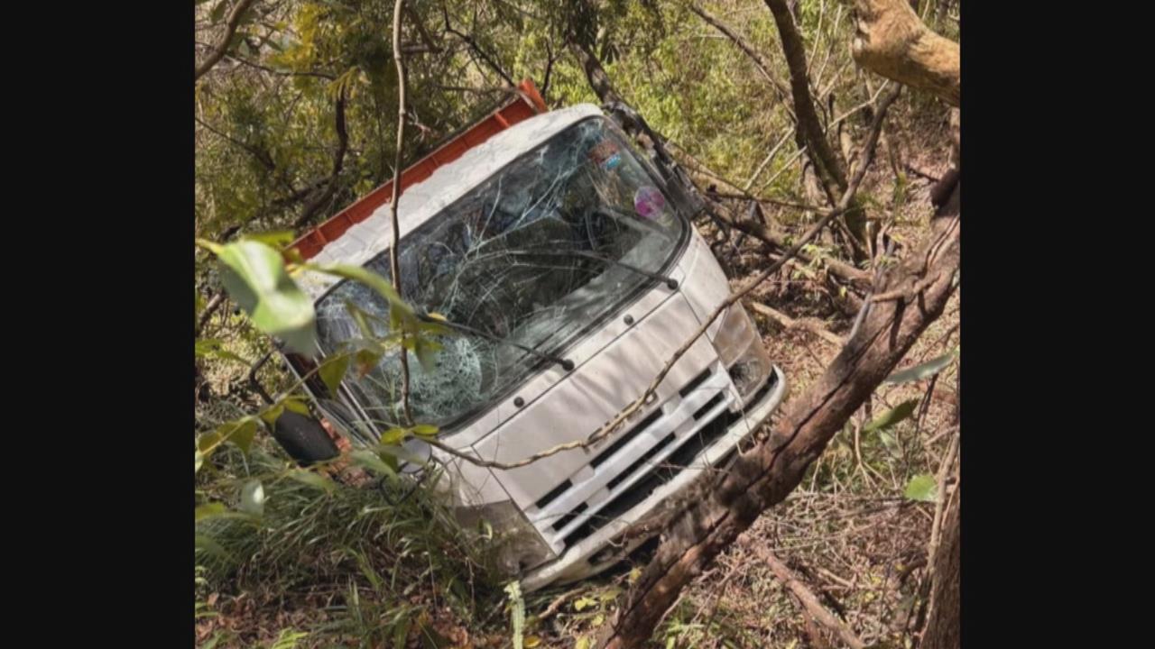 方向盤卡死! 南投小貨車墜谷100公尺深 駕駛一度受困