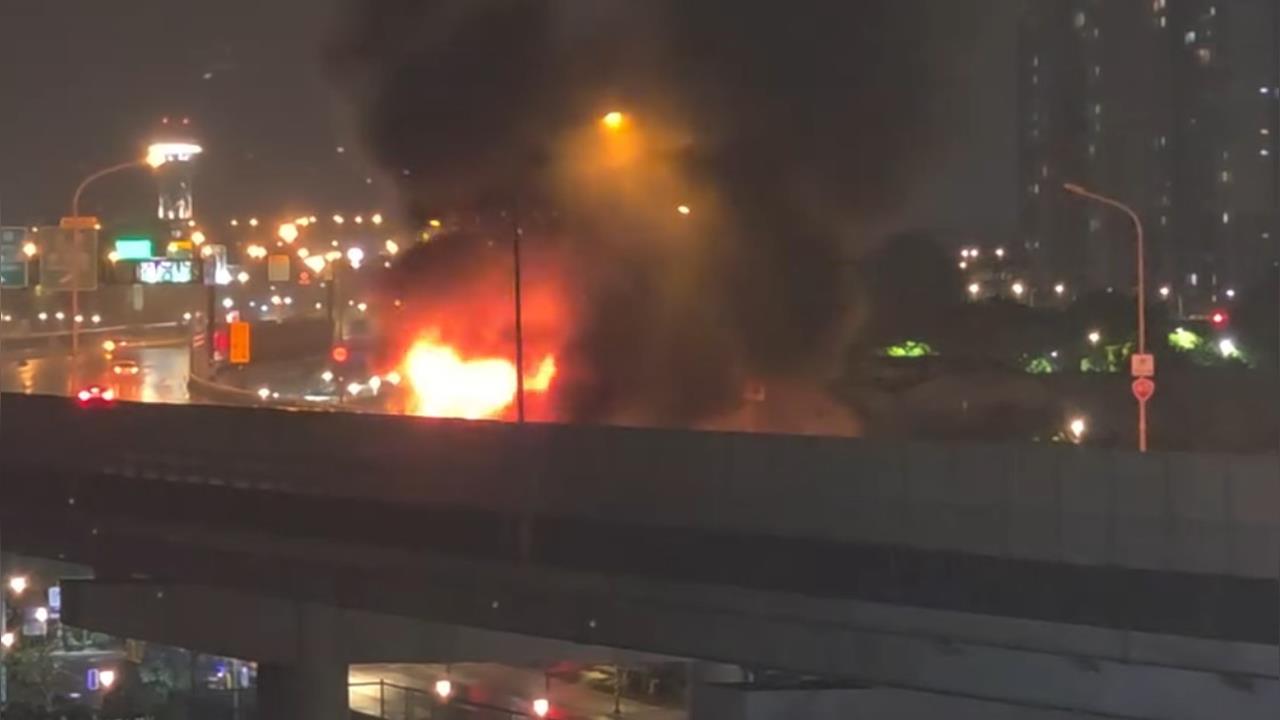 快新聞/悚!新北板橋台65線半夜「拖吊車燒成大火球」 恐怖畫面曝光了