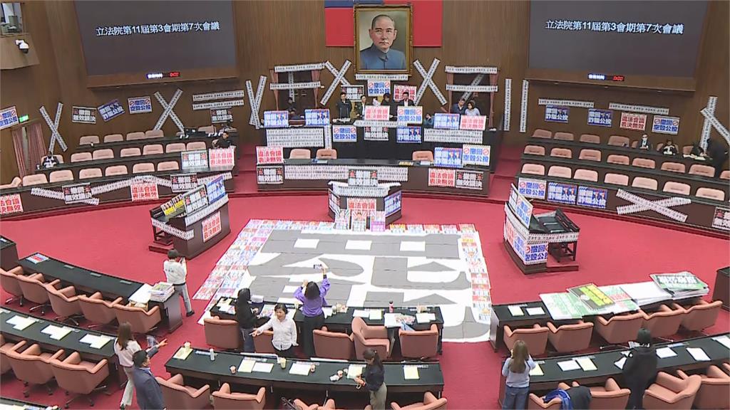 快新聞／抗議藍白突襲立院！綠委在議場內排「罷」字　吸睛畫面曝光