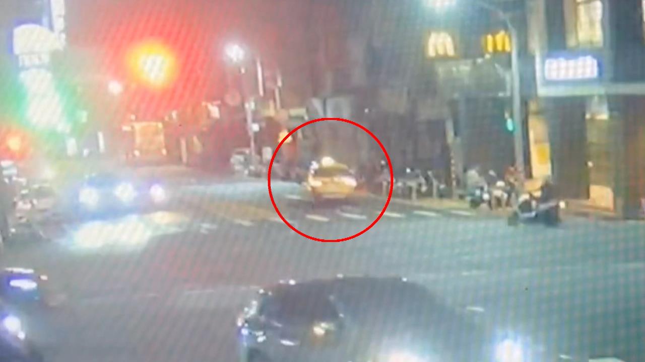 違規左轉遭攔查！桃園運將「不滿吃罰單」　爆氣「狂踹警車」遭當場壓制