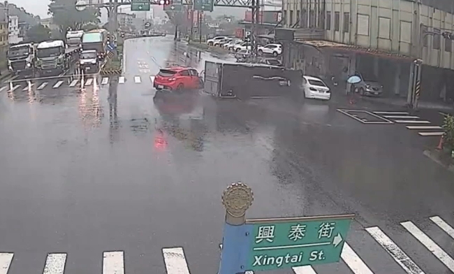 快新聞／蘇澳小客車闖紅燈追撞貨車「車體嚴重變形」　駕駛一度卡車內警消急救出