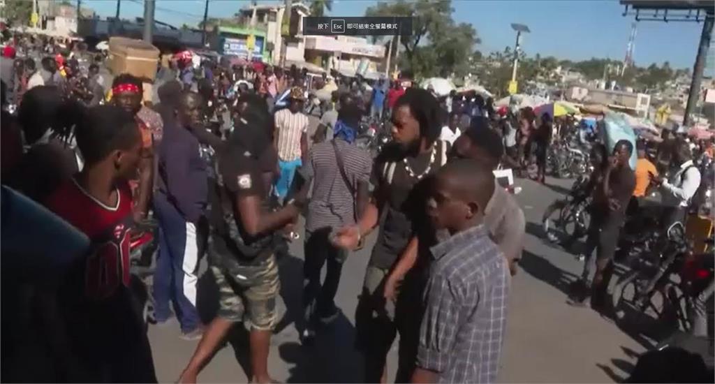 海地警察集體抗議 佔領機場街頭