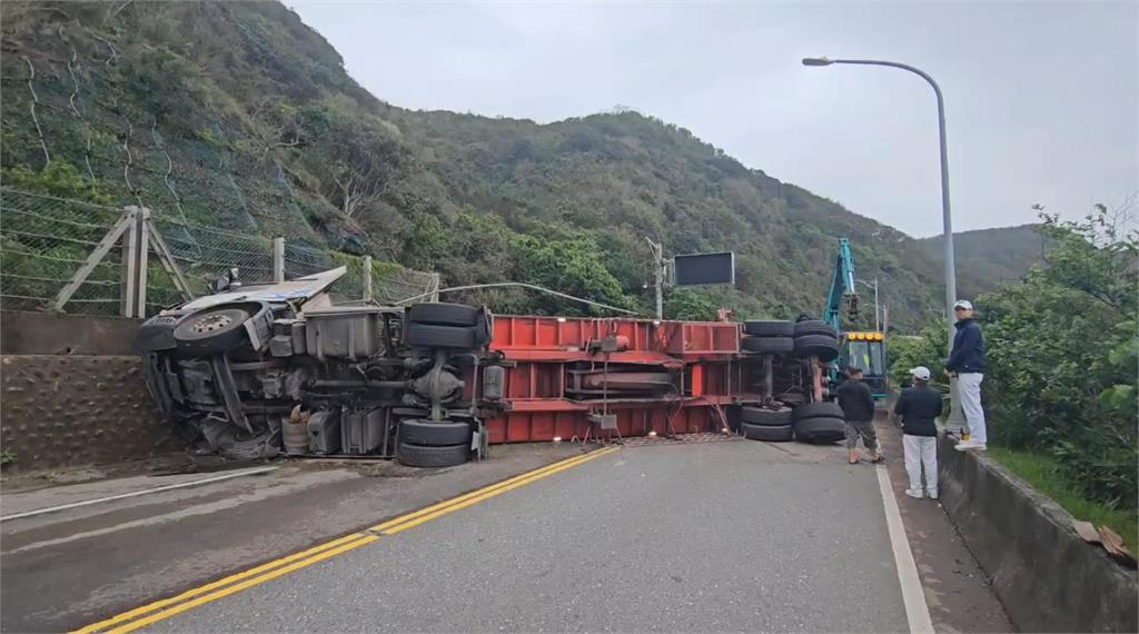 快新聞／台2線砂石車翻覆！打橫佔據雙向車道　滿載木屑全散落