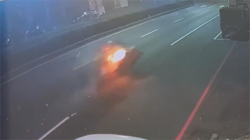 機車掛滿回收物著火！　整台車「燒成火球」騎士驚逃