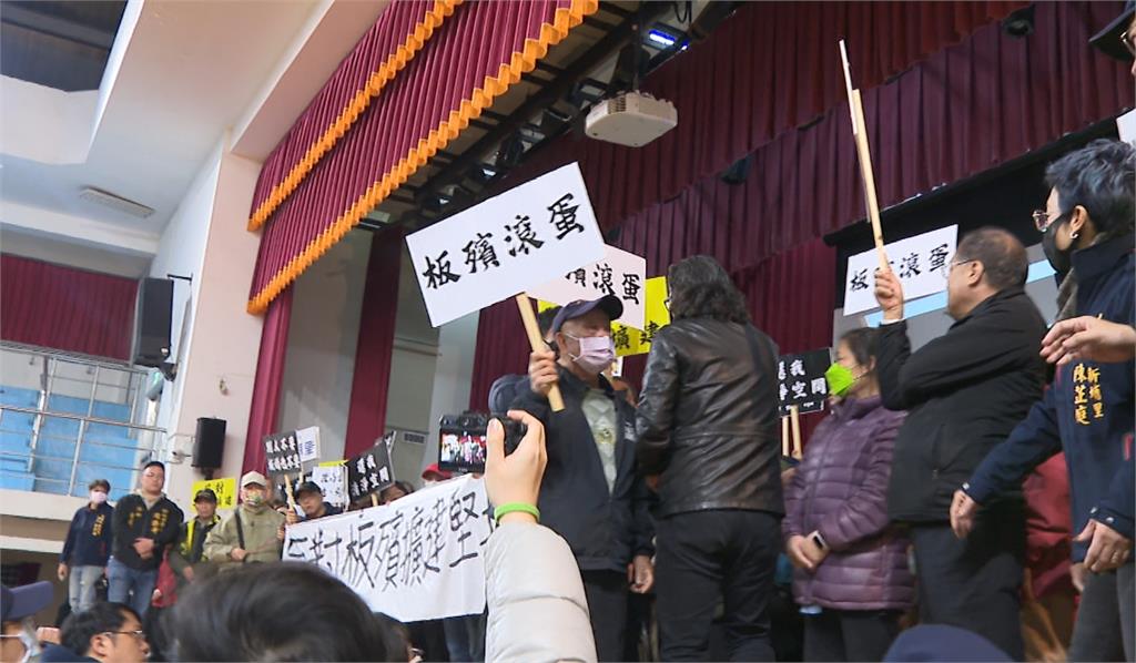 板殯優化說明會火藥濃！里長帶里民衝上台抗議：堅決反對