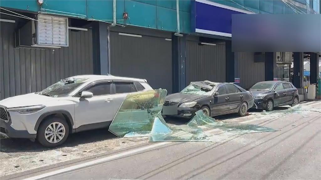 屏東強風狂襲！　吹落保齡球館窗戶砸毀三車