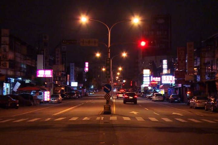 可疑車輛拒盤查 衝撞警車加速逃逸
