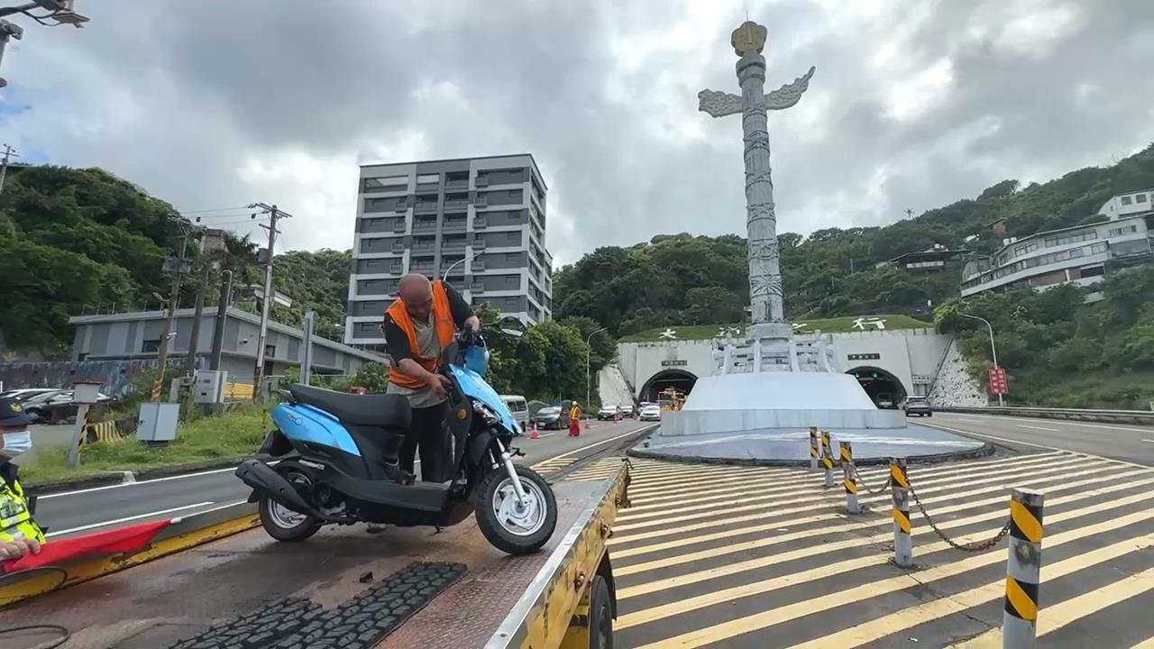 快新聞/誤闖國1大業隧道追撞電動車 機車騎士重傷送醫