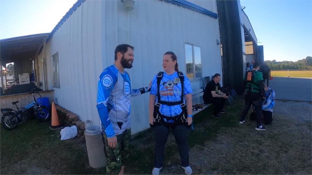 美國公益團體發起跳傘活動　讓視障人士體驗高空翱翔樂趣