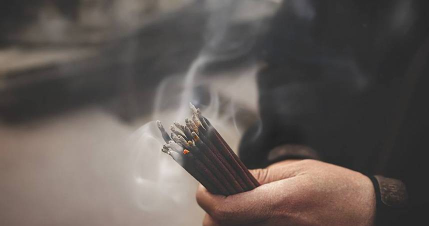 加護病房內最後道別！乩童代患者擁抱家屬　ICU醫：那不是迷信