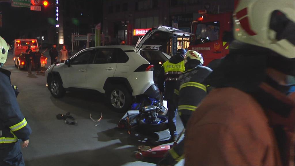 汐止計程車偏離車道　重機騎士撞車底