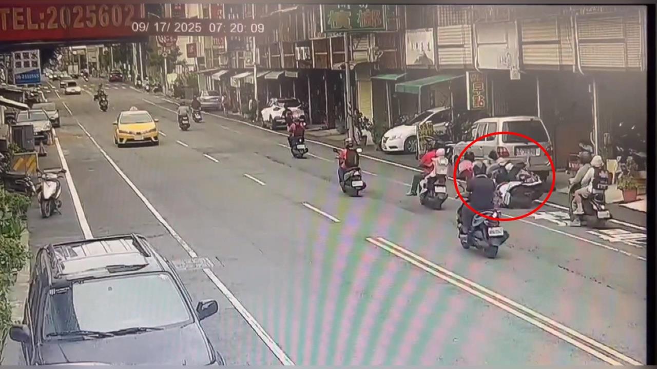 台南媽媽四貼載3童擦撞車禍　小孩滑進貨車車底眾人抬車救
