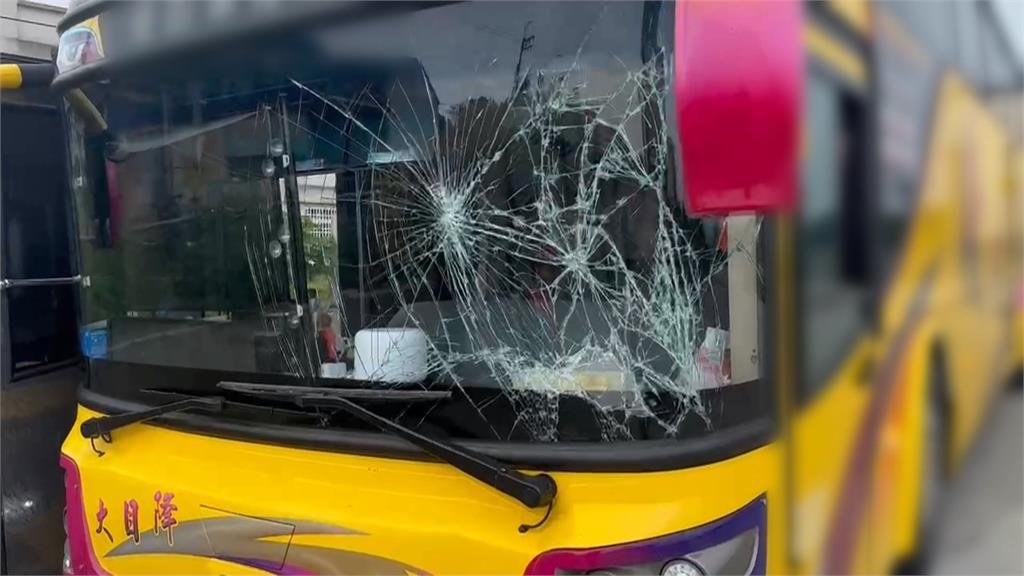 國道撞事故處理工人　遊覽車擋風玻璃瞬間碎裂