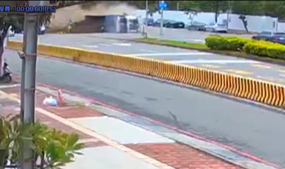 台中向上路長下坡段又出事！　砂石車恐怖肇事...測速門架解體插入轎車