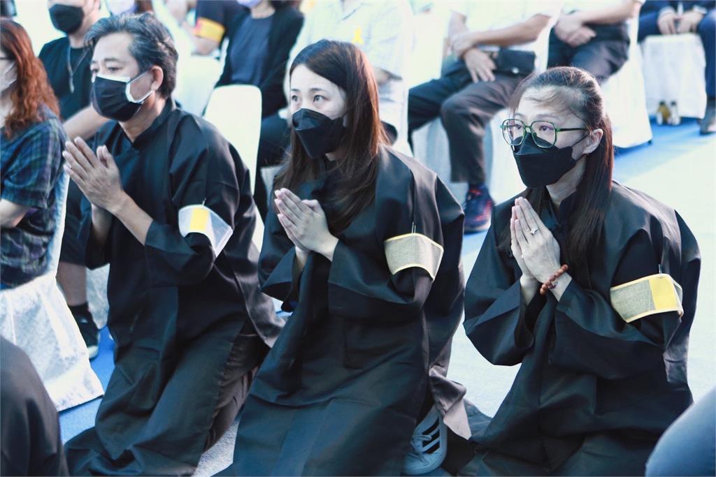 父親今告別式 侯怡君淚灑現場 蕭大陸陪伴在旁