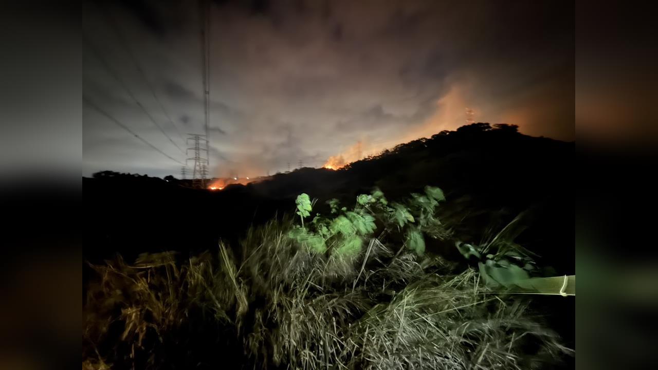 快新聞/國3龍井段東側山坡「雜草狂燒」 火勢現場畫面曝光