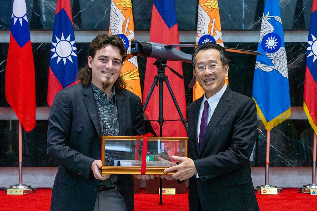 快新聞／國軍關鍵「即戰力」！　顧立雄接見Altius-600M攻擊型無人機製造商