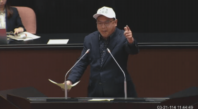 快新聞／「戒嚴是國民黨專利欸」！　王義川酸藍提反戒嚴公投：頭腦有洞喔？