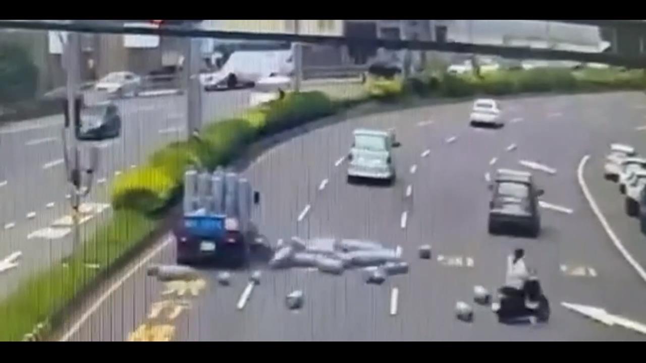 新竹送瓦斯出事！瓦斯桶摔地　滾落地面「狂噴白色氣體」