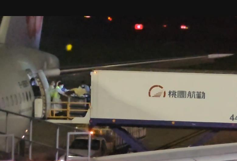 母親搭醫療專機抵台　美軍校台生徐皓明留美陪伴外婆