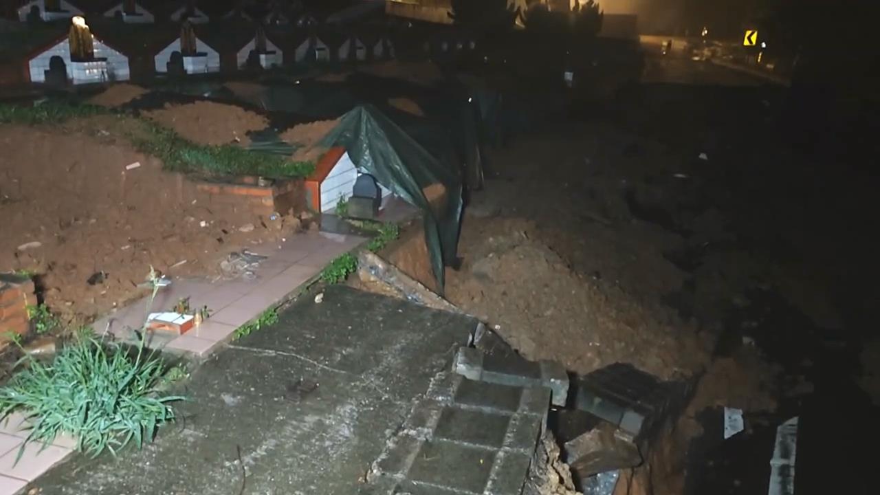 快新聞/豪雨狂炸!桃園蘆竹生命紀念園區坍方 區公所:已聯絡受影響家屬