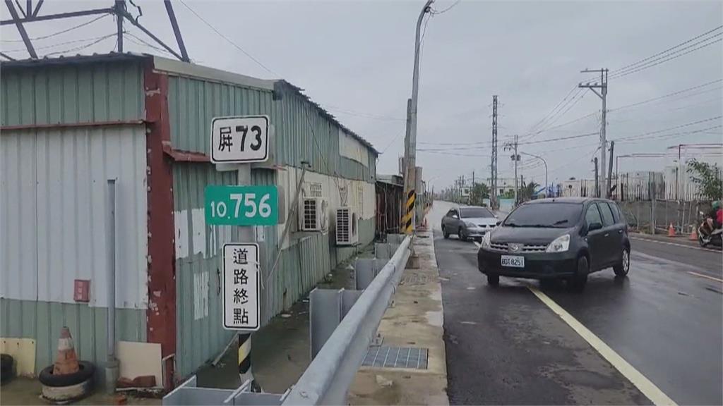 屏東林邊鄉淹水汪洋一片　馬路積水近一個輪胎高