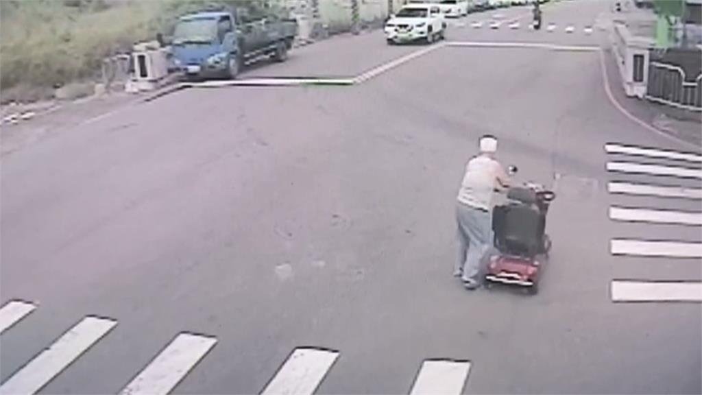 96歲翁騎"電輔車"沒電冒險推車 熱心警護送人車返家