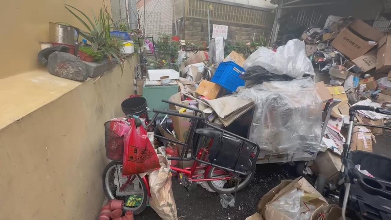 68歲婦住家門口堆成垃圾山　清4次又繼續囤！多次開罰也不怕