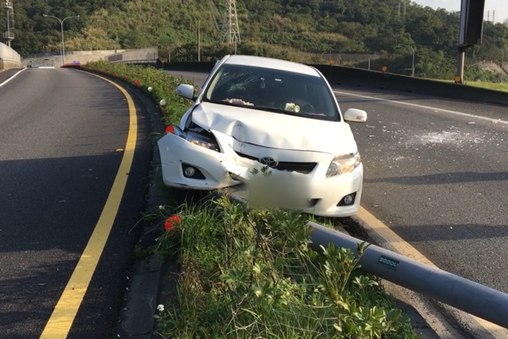 女把安眠藥當保健品 開車上路恍撞安全島