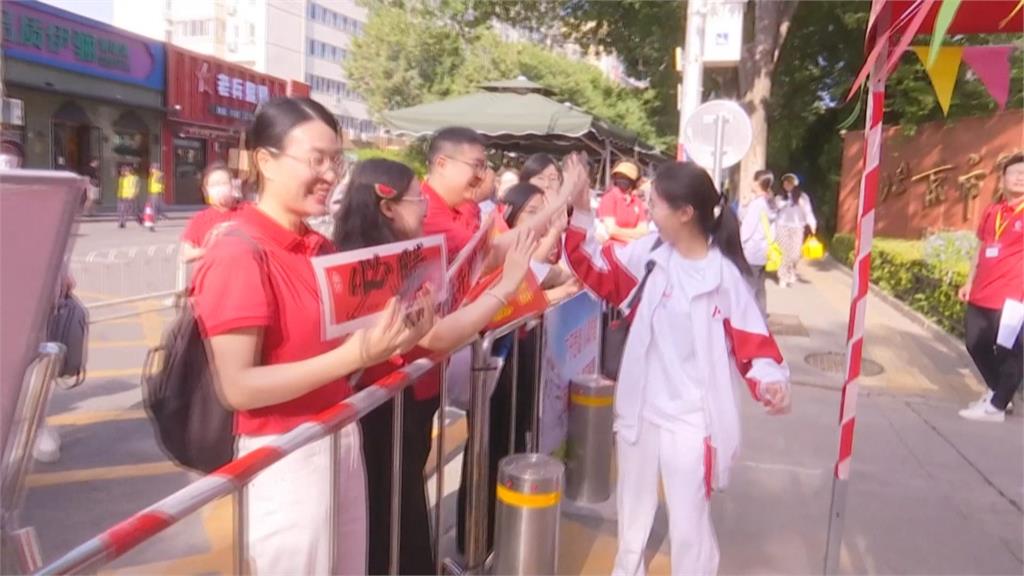中國1335萬高中生拚高考！　出奇招「穿紫內褲、旗袍」求好成績