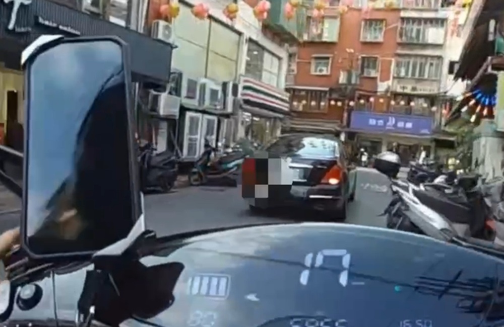 拒檢狂逃10公里　毒品通緝犯連撞2機車被逮