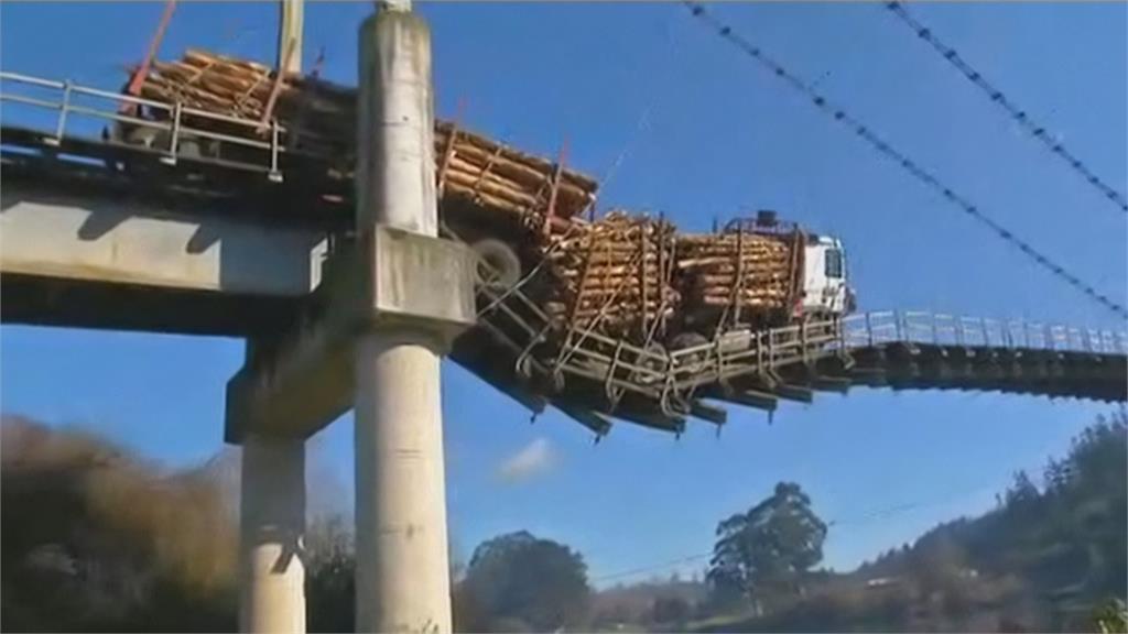 驚！智利聯結車司機開上斷橋　卡吊繩上進退不得