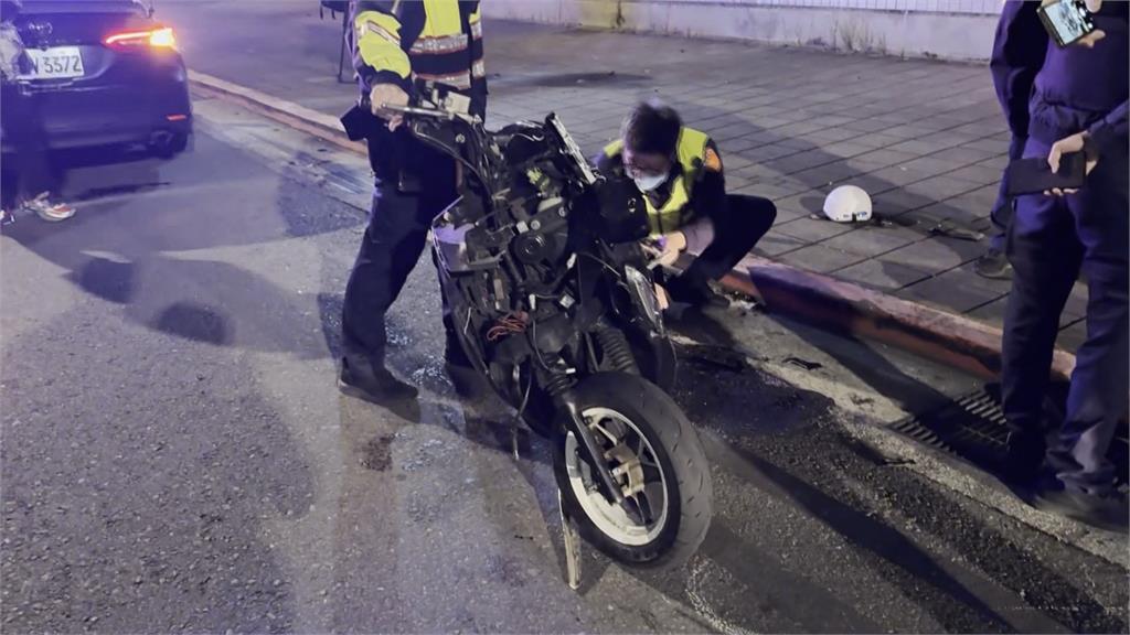 男子深夜騎車未開燈遭警攔查　無照駕駛心虛落跑逆向撞警車