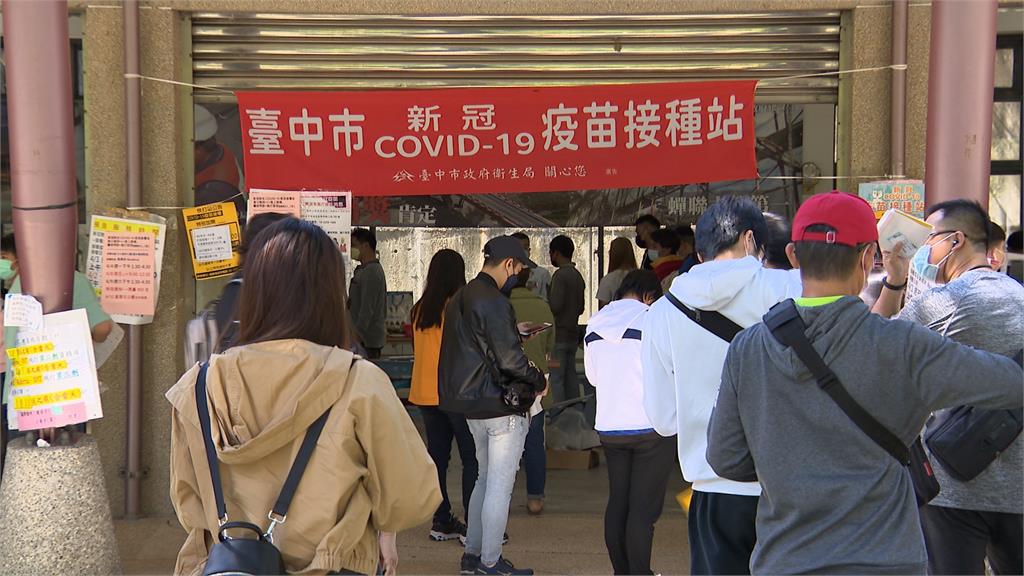 疫情升溫.天空放晴 快打站湧排隊人潮