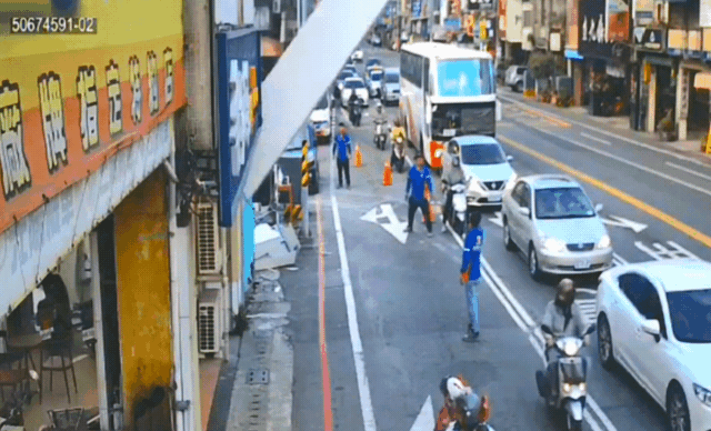 最新／嚇！轎車等紅燈慘遭「柱子」砸　台南工地拆屋驚魂