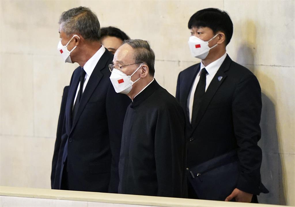 中代表團出席女王國葬仍戴口罩　網諷：前清留辮子、後清戴口罩