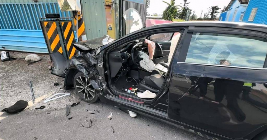 台11線女駕駛失控猛撞電線桿命危送醫 屋主驚喊:差點被撞到