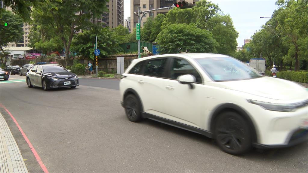 「拔羅波」新北選委會送件2040份　領銜人「這原因」警車護送前往