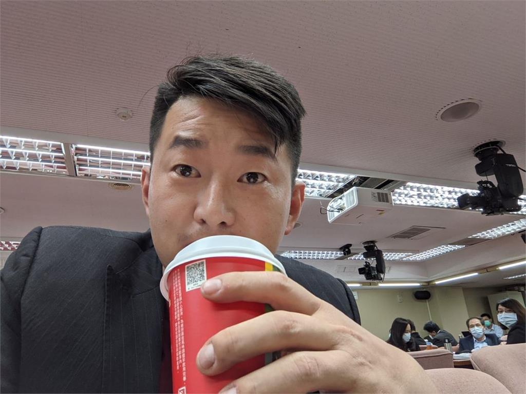 快新聞／陳柏惟喝咖啡自拍諷立院衝突 網友KUSO「那是用來訓練反應速度的」