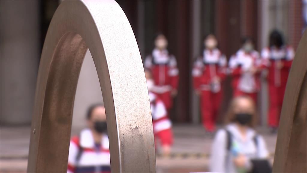 便服日穿短裙短褲　遭酸：明星穿養眼　學生穿礙眼